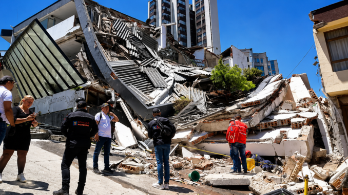 Escombros de un edificio derrumbado en Manizales tras el sismo de 7.4 en Colombia