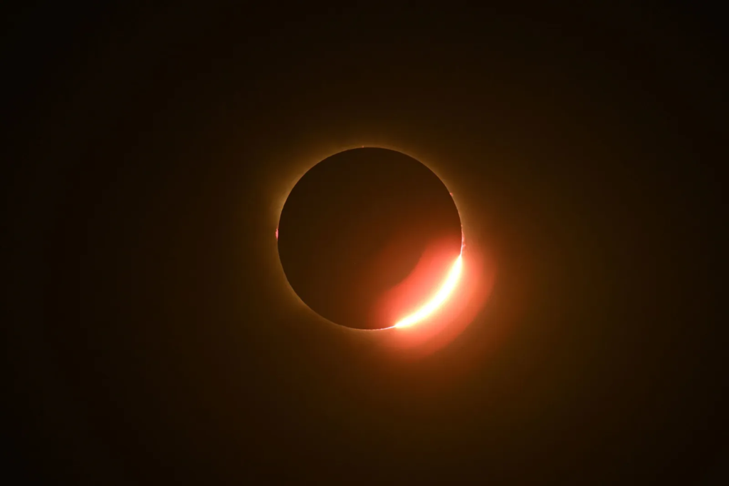 El eclipse solar total visto desde Palencia, España.