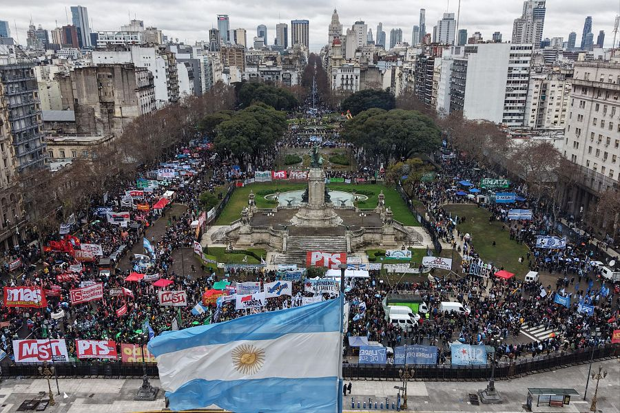 Manifestantes frente al Congreso durante el debate sobre propiedad privada en Argentina