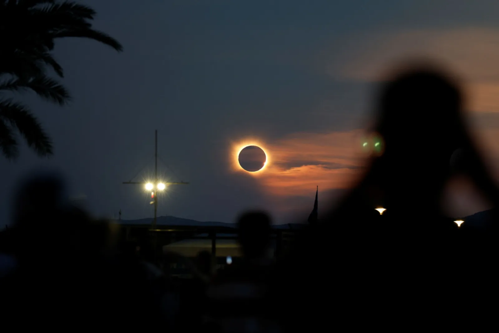 La corona solar resplandece mientras la Luna cubre completamente el Sol durante el eclipse solar total en la playa del Arenal, en Llucmajor, Mallorca.