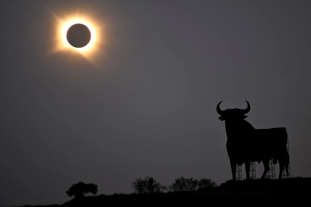 La corona solar resplandece mientras la Luna bloquea completamente el Sol durante el eclipse solar total visto desde San Asensio, La Rioja