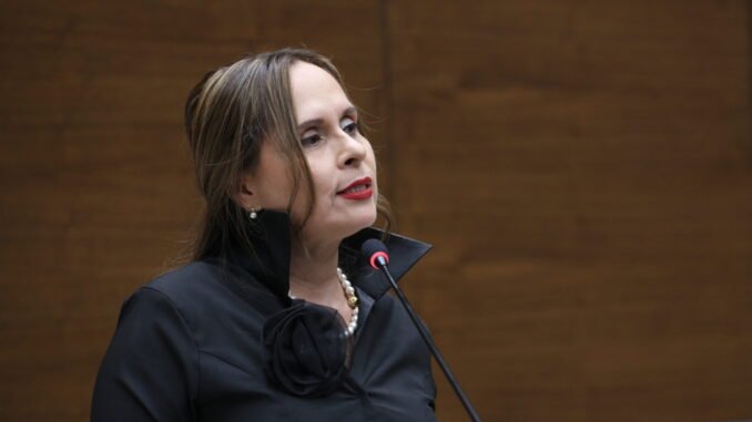 Pines de oro de la Asamblea Legislativa serán sustituidos por distintivos de menor costo