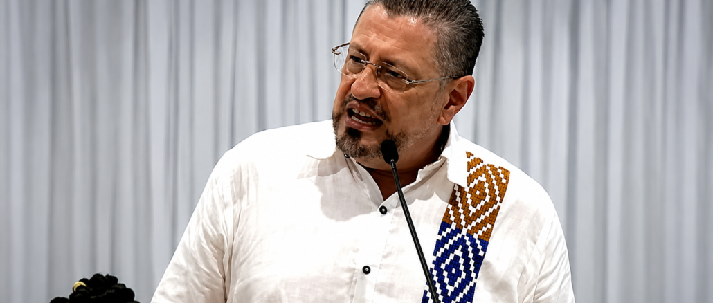 Rodrigo Chaves durante anuncio sobre el proyecto de La Marina de Limón
