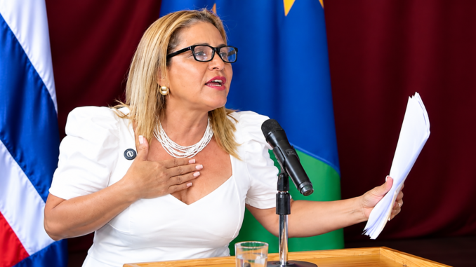 Ana Ruth Esquivel defiende el trabajo del Gobierno ante habitantes de Puntarenas