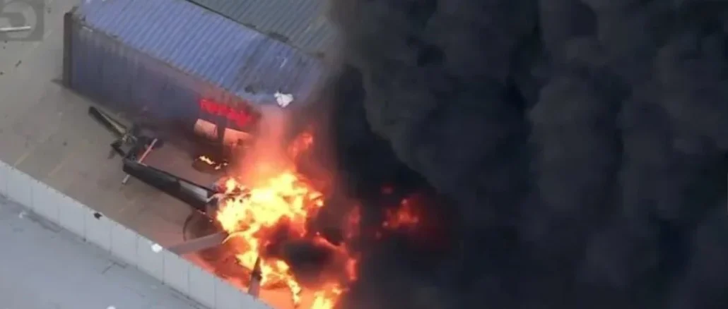 Helicóptero de noticias cae y provoca un incendio en Chatsworth, California