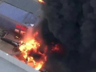 Helicóptero de noticias cae y provoca un incendio en Chatsworth, California