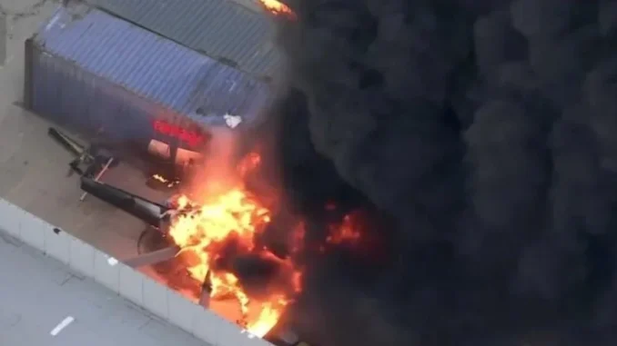 Helicóptero de noticias cae y provoca un incendio en Chatsworth, California