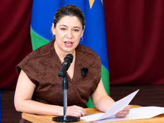 Claudia Dobles durante su discurso en una sesión solemne en Puntarenas