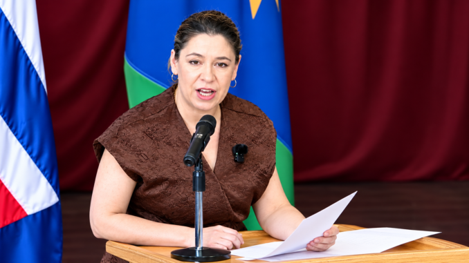 Claudia Dobles durante su discurso en una sesión solemne en Puntarenas
