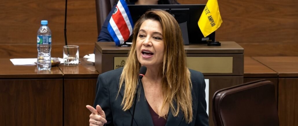 Claudia Dobles durante declaraciones sobre denuncia de Martha Esquivel
