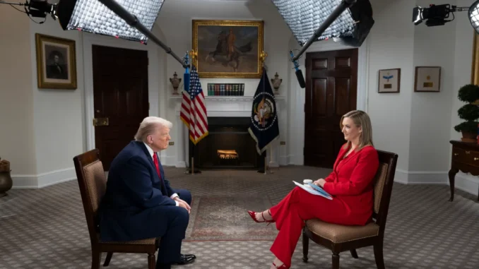 El presidente Donald Trump participa en una entrevista con Katie Pavlich de NewsNation.