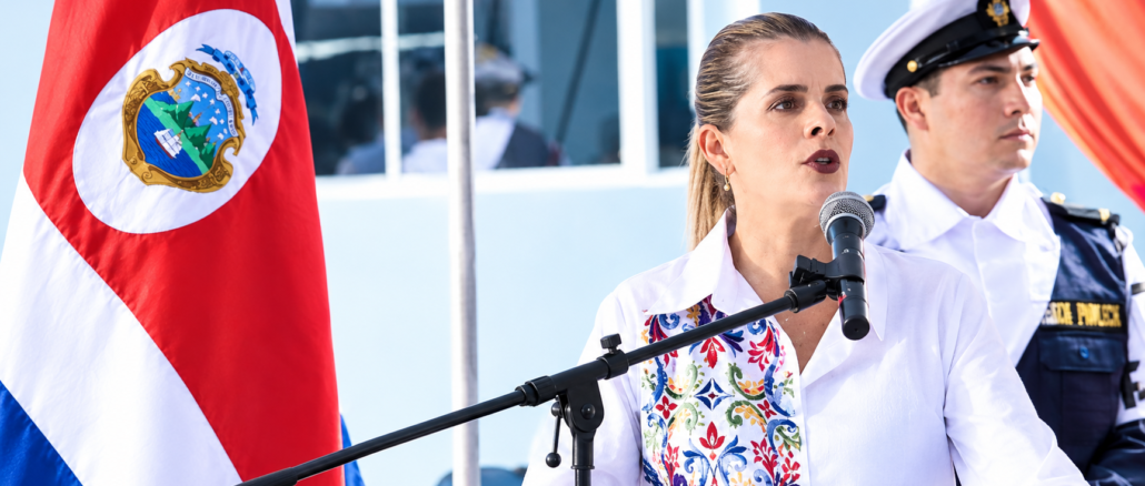 Laura Fernández durante la inauguración de una nueva delegación policial en Turrialba.