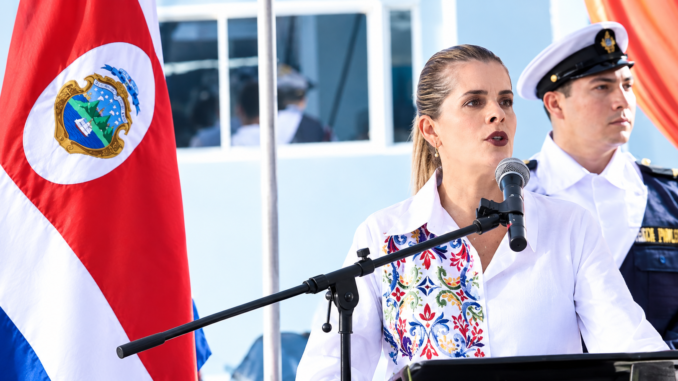 Laura Fernández durante la inauguración de una nueva delegación policial en Turrialba.