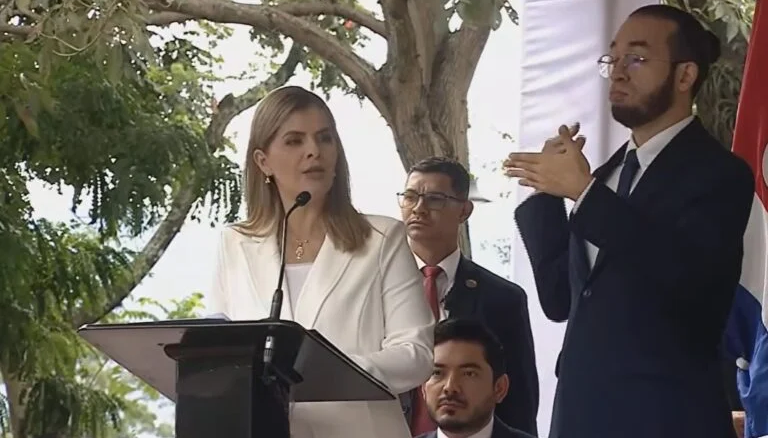 Laura Fernández durante su discurso por la Independencia de Costa Rica