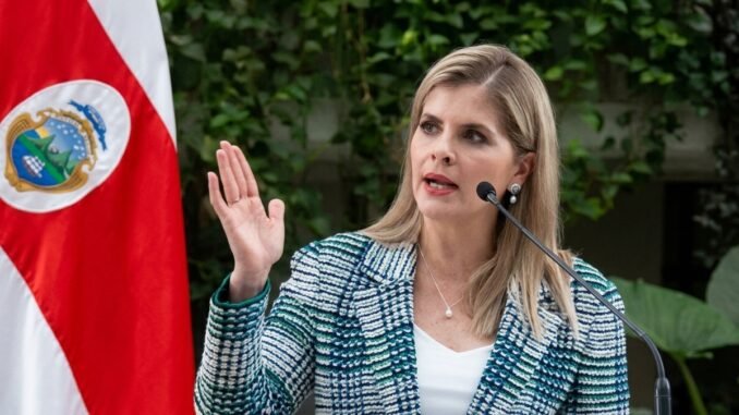 Laura Fernández y Manuel Tovar durante el debate sobre la representación de Costa Rica