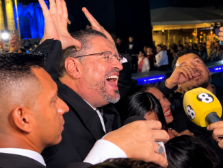 Rodrigo Chaves realiza el gesto “Lero Lero” en Cartago