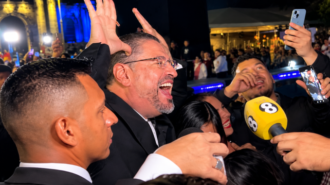 Rodrigo Chaves realiza el gesto “Lero Lero” en Cartago