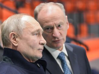 Nikolai Patrushev y Vladímir Putin durante una reunión en Rusia