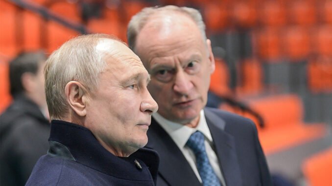 Nikolai Patrushev y Vladímir Putin durante una reunión en Rusia