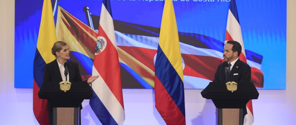 Presidentes de Colombia y Costa Rica durante un encuentro bilateral en Barranquilla