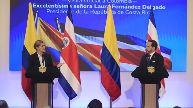 Presidentes de Colombia y Costa Rica durante un encuentro bilateral en Barranquilla