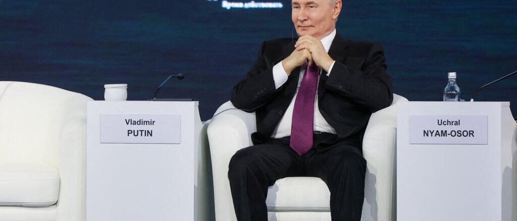 Vladimir Putin asiste a una sesión plenaria del Foro Económico Oriental en Vladivostok, Rusia, el 3 de septiembre de 2026