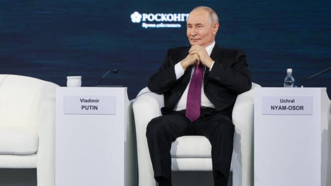 Vladimir Putin asiste a una sesión plenaria del Foro Económico Oriental en Vladivostok, Rusia, el 3 de septiembre de 2026