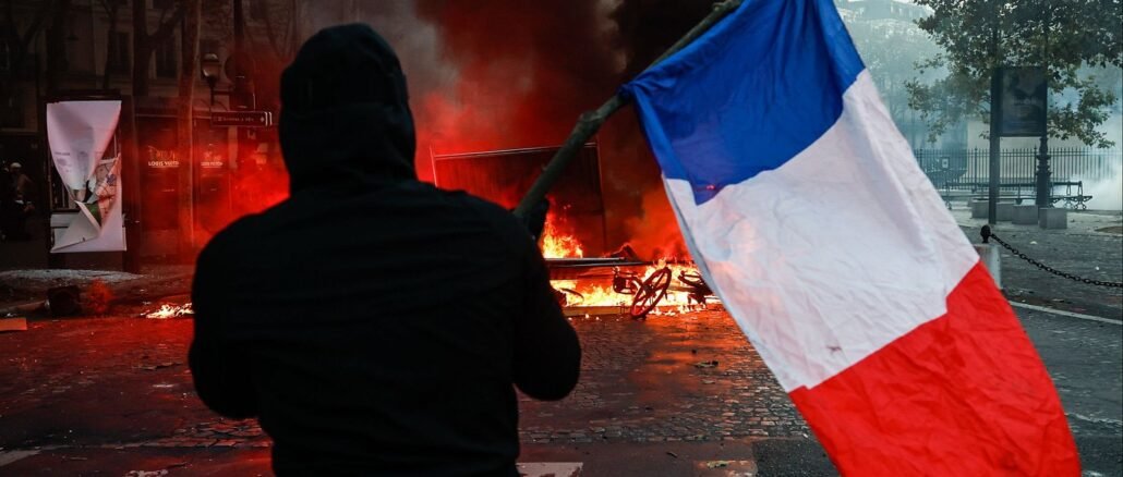Crisis en Francia por protestas estudiantiles y disturbios nacionales