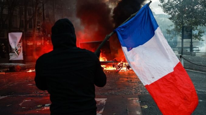 Crisis en Francia por protestas estudiantiles y disturbios nacionales