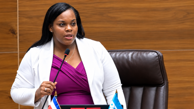 Kristel Ward Hudson defiende el derecho del pueblo a alzar la voz