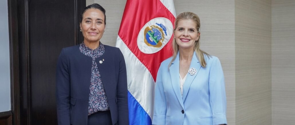 Laura Fernández juramenta a Ana Elena Pinto Lizano como nueva canciller