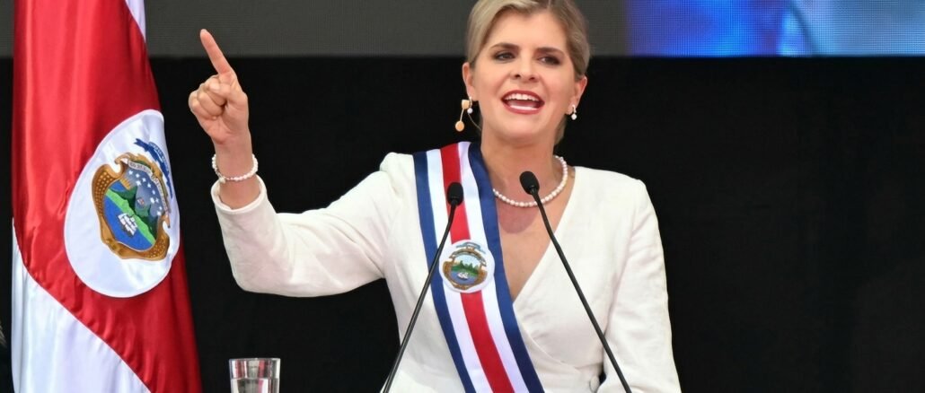 Laura Fernández durante una actividad oficial en Costa Rica
