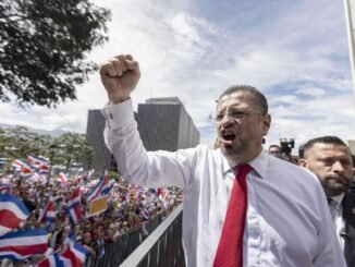 Rodrigo Chaves recibido por una multitud de seguidores a las afueras del Congreso