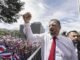 Rodrigo Chaves recibido por una multitud de seguidores a las afueras del Congreso