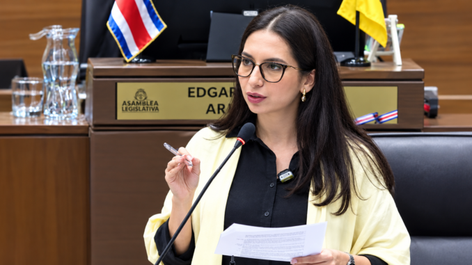 Sigrid Segura cuestiona a Pueblo Soberano por fondos de campaña