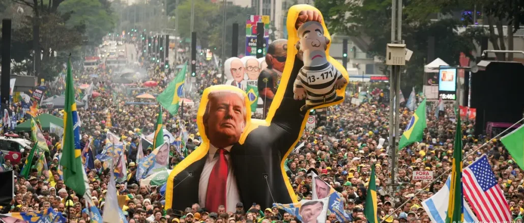Simpatizantes de Flávio Bolsonaro muestran su apoyo a Donald Trump durante la campaña electoral en Brasil