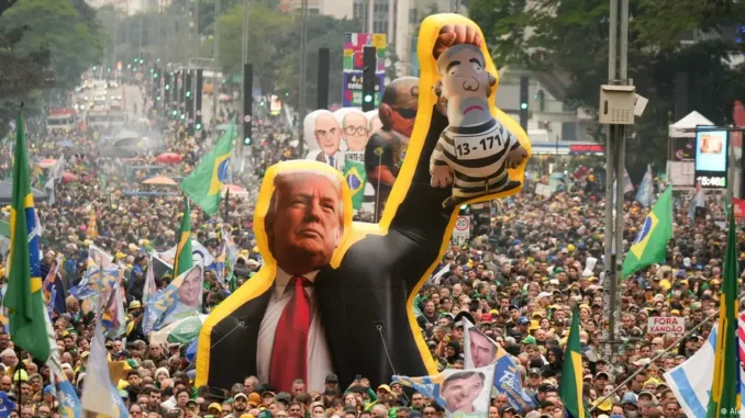 Simpatizantes de Flávio Bolsonaro muestran su apoyo a Donald Trump durante la campaña electoral en Brasil